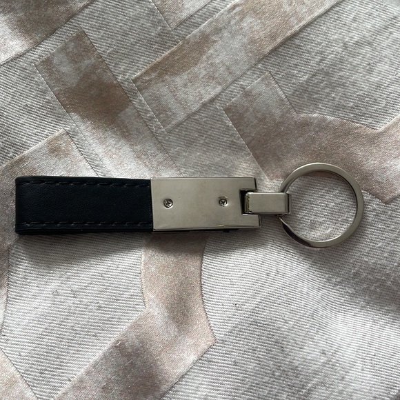 🚩Kenneth Cole Leather Key Chain - Picture 2 of 3